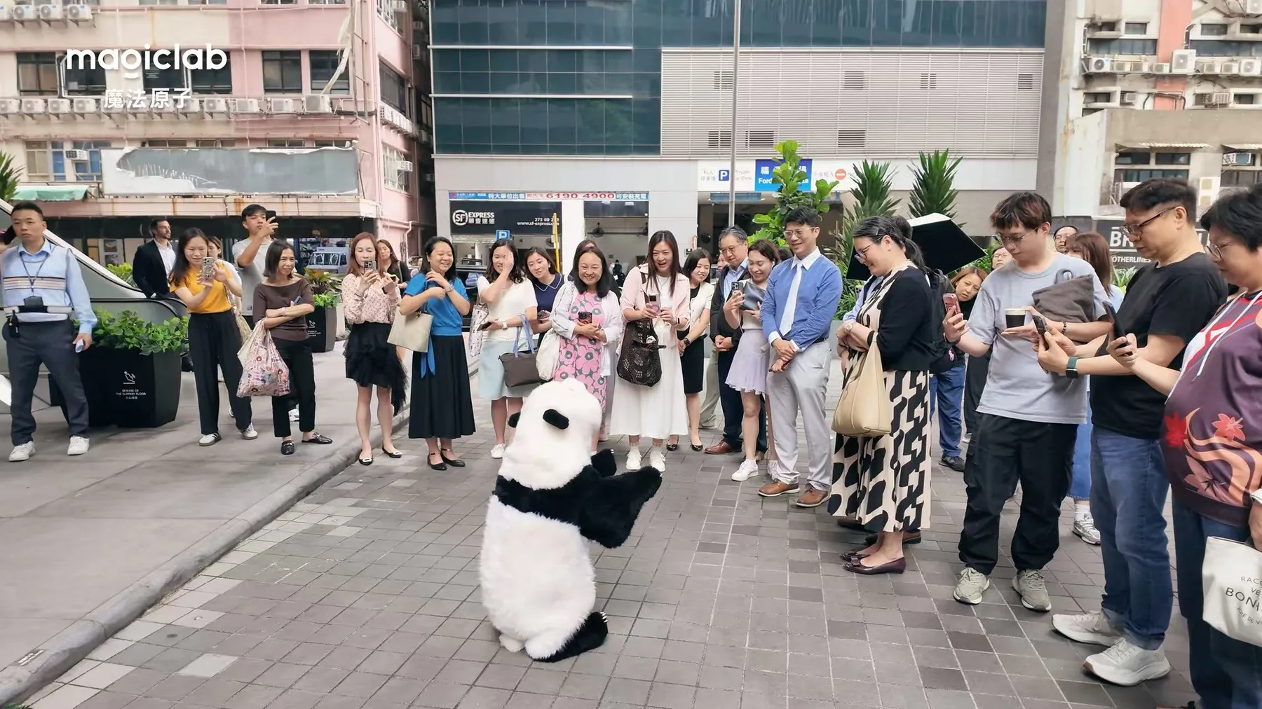 香港の街で立ち上がった Magic Panda を取り囲む通行人