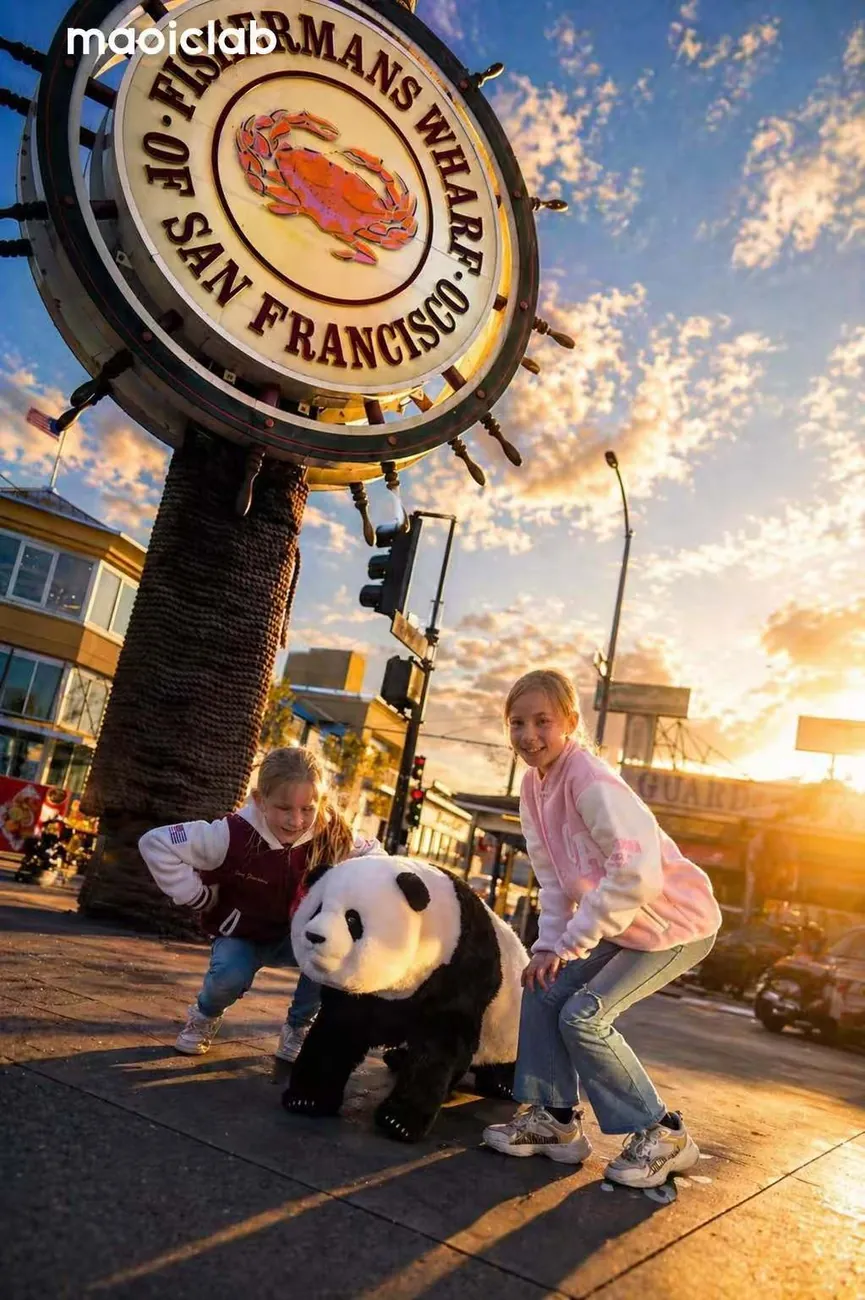 サンフランシスコのフィッシャーマンズワーフで Magic Panda を囲む子どもたち